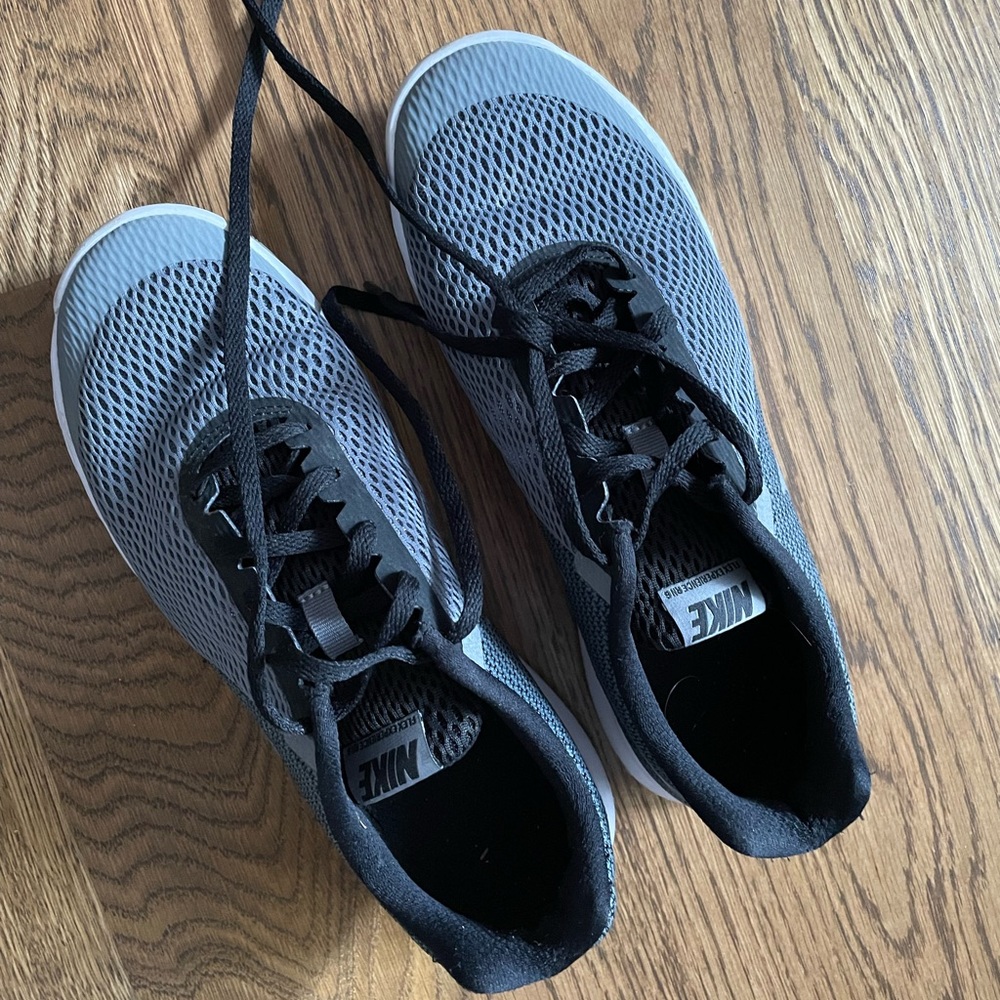 Women’s running shoe